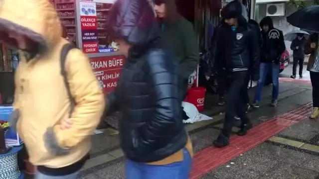 Yağmur ve soğuktan etkilenen üç köpeği battaniyeyle ısıttılar Yağmur ve soğuktan etkilenen üç köpeği battaniyeyle ısıttılar