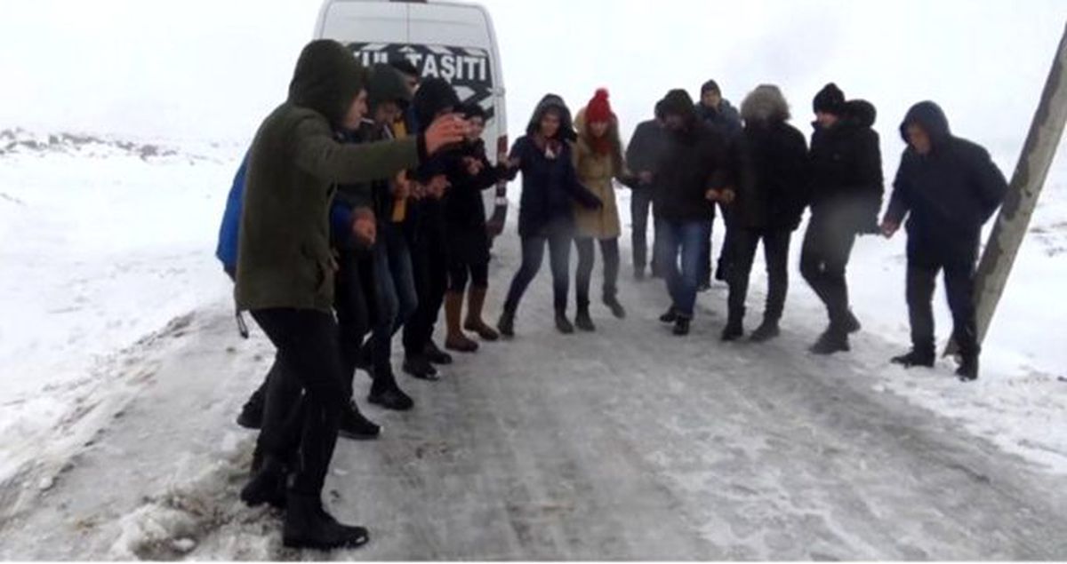 Yolda mahsur kaldılar, halay çekerek kurtarılmayı beklediler