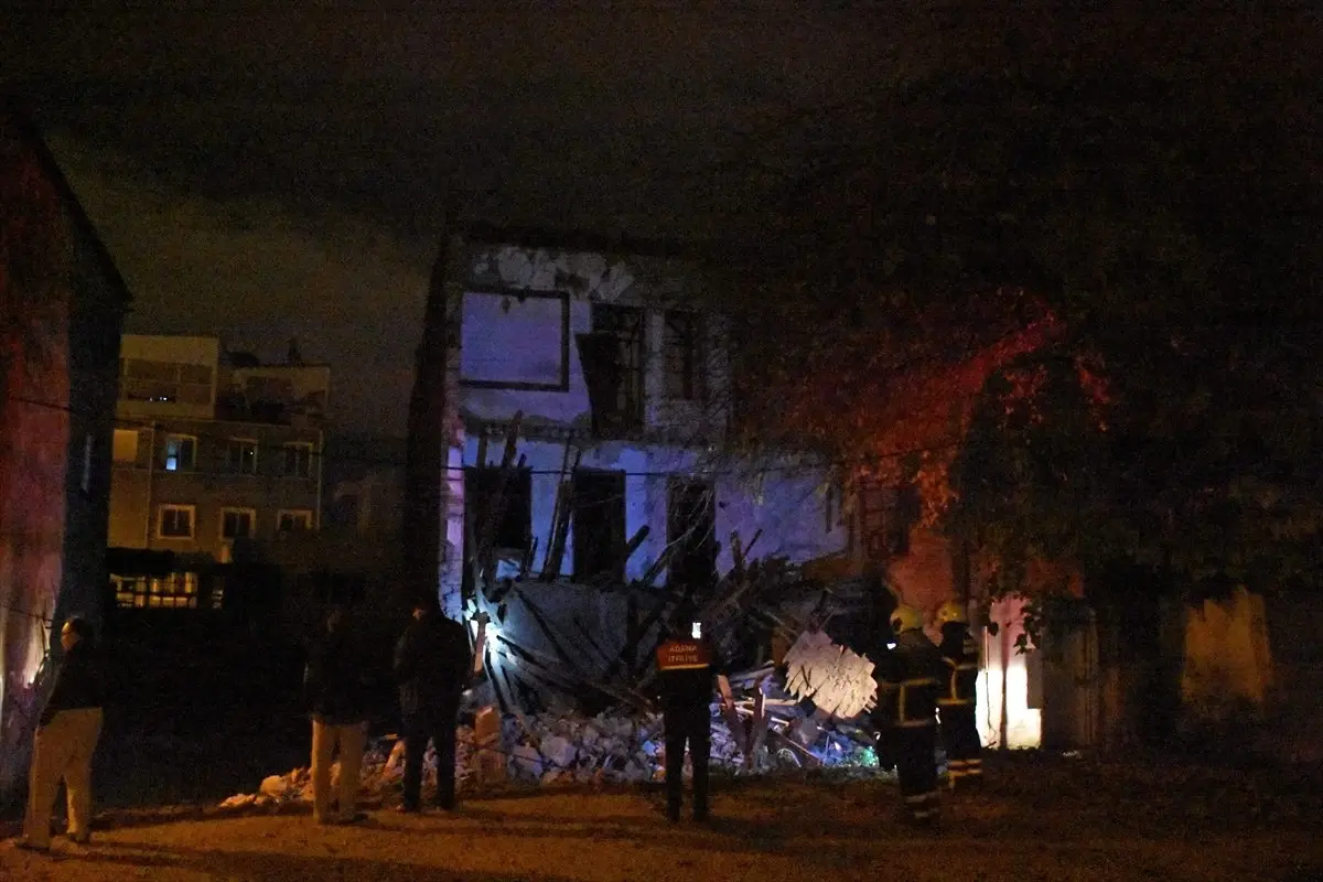 Adana'da metruk bina kısmen çöktü