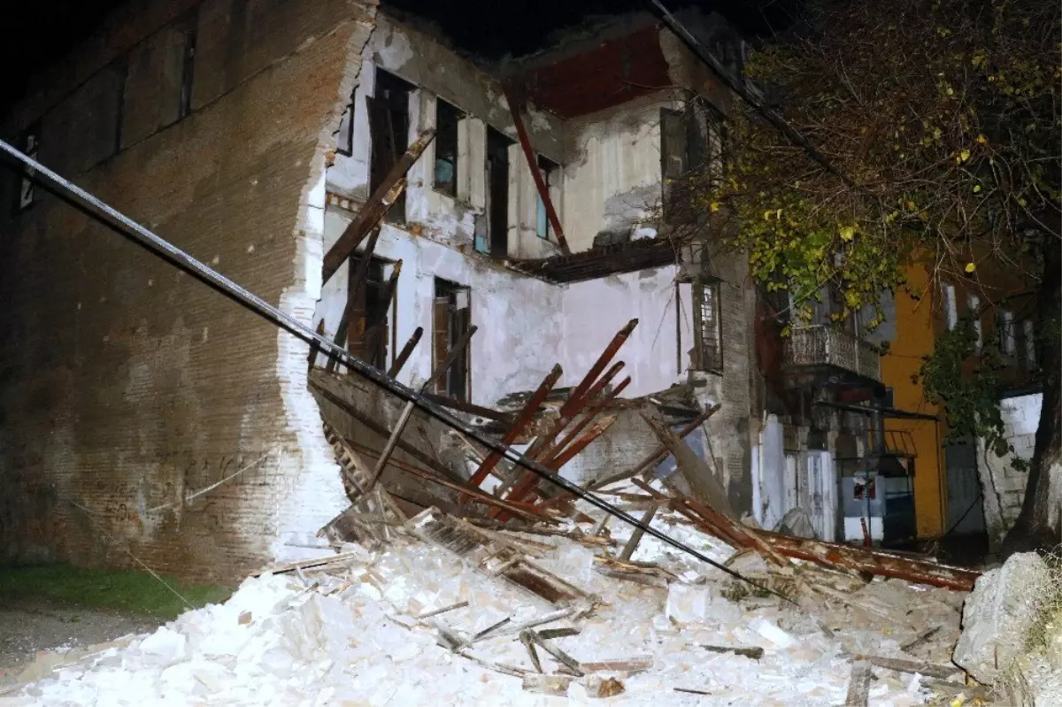 Adana'da tarihi konak çöktü