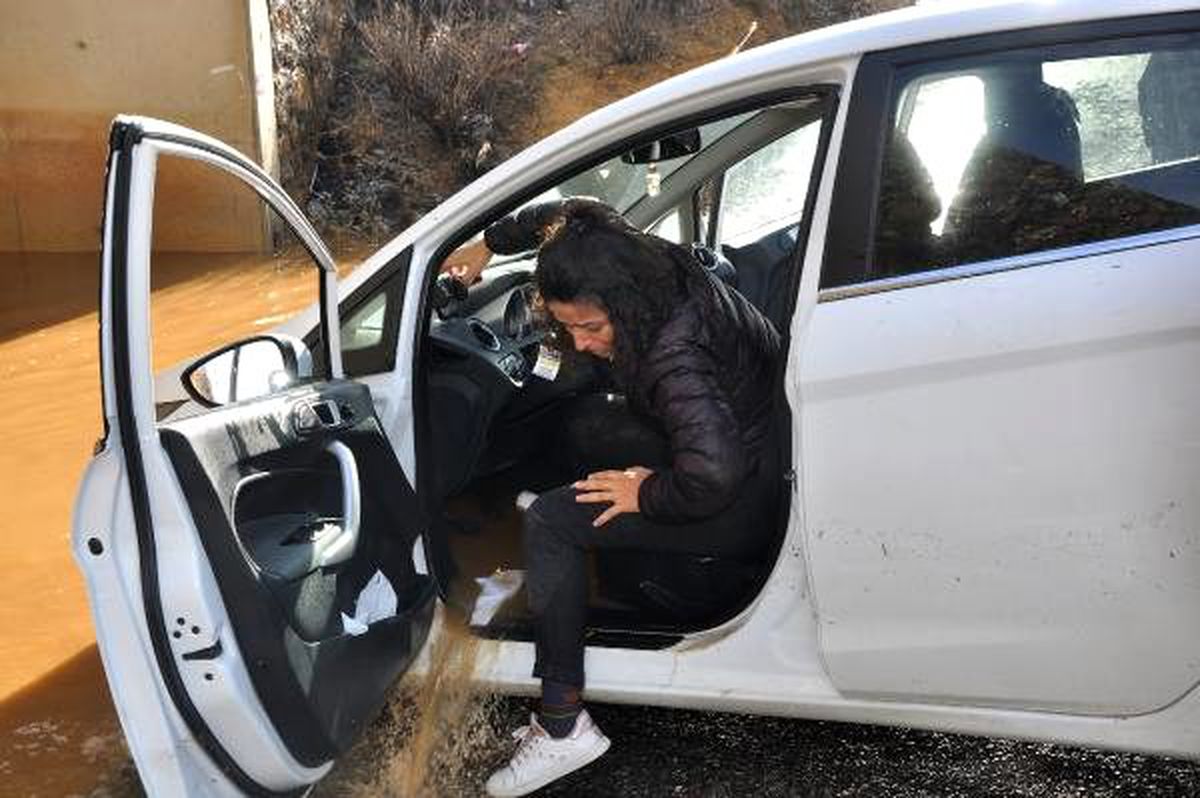 Antalya'da su dolan alt geçitte araçlarıyla mahsur kalan karı- koca kurtarıldı