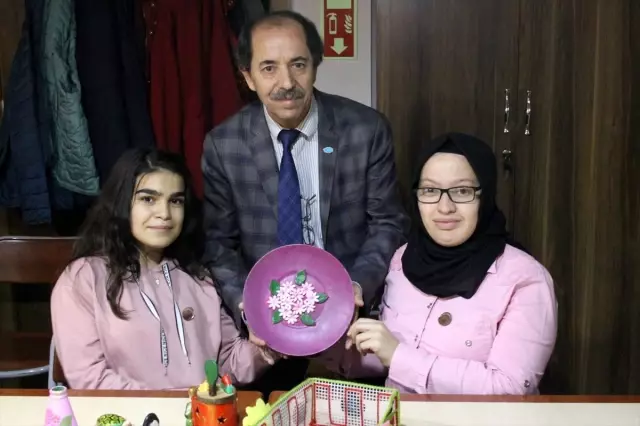 Bedensel engelli eğitmenden, engelli öğrencilere el sanatları kursu