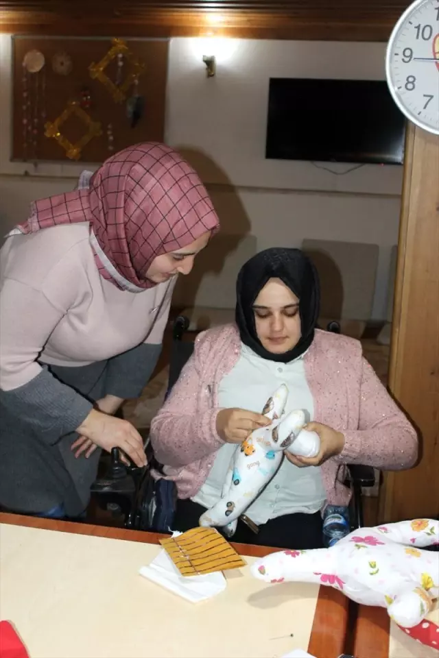 Bedensel engelli eğitmenden, engelli öğrencilere el sanatları kursu