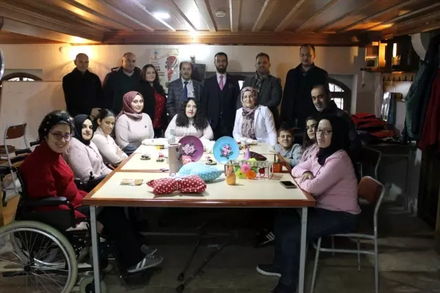 Bedensel engelli eğitmenden, engelli öğrencilere el sanatları kursu