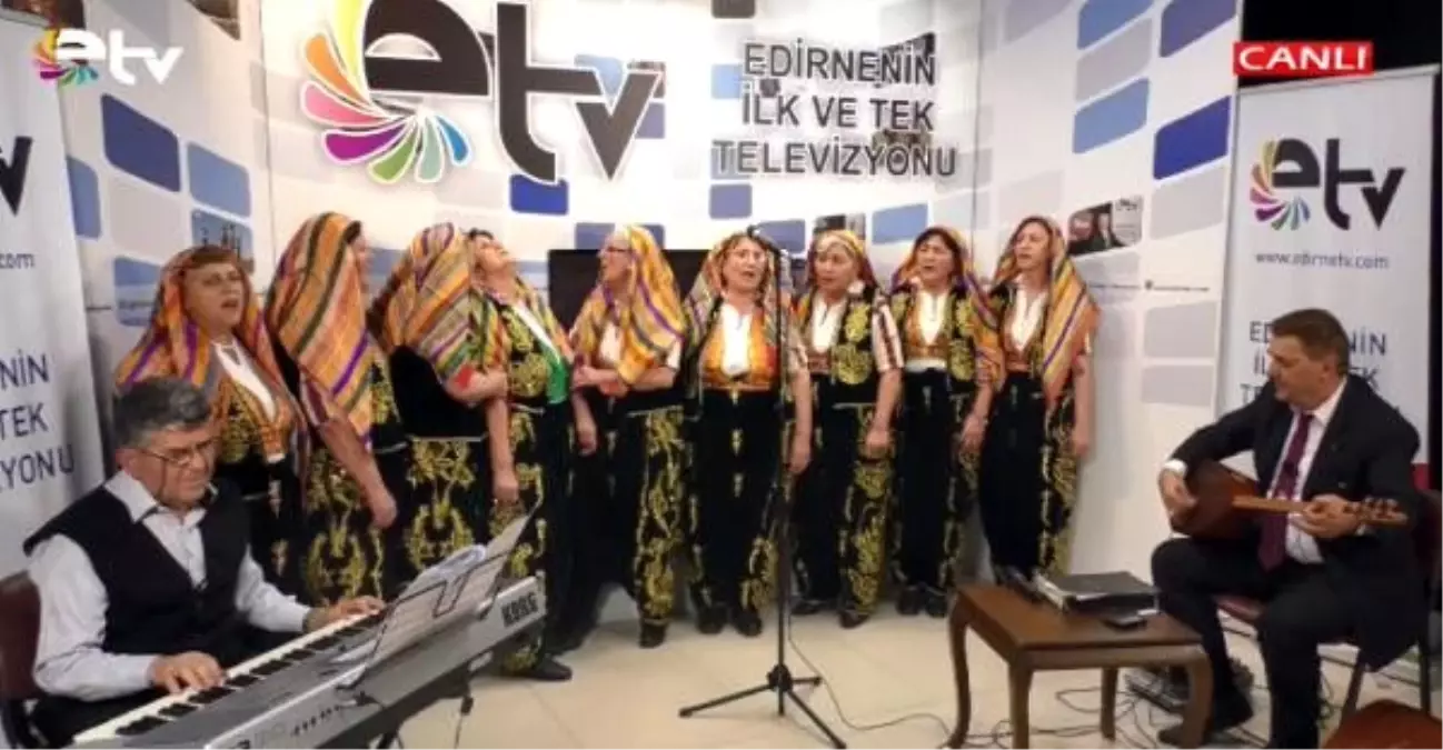 Canlı yayında türkü söylerken bayıldı