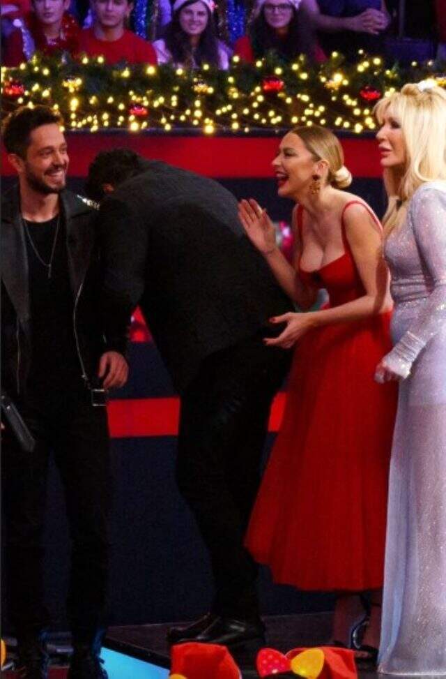 Hadise kırmızılara büründü, takipçilerinden tam not aldı