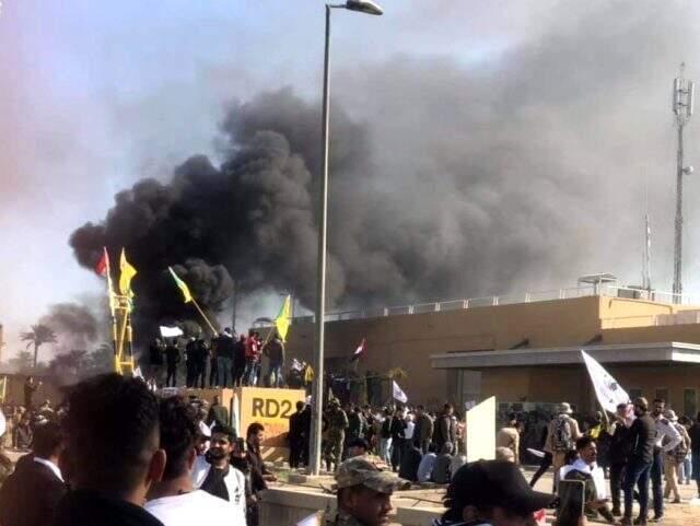 Haşdi Şabi taraftarları ABD Büyükelçiliğini bastı! Amerikan askerleri böyle görüntülendi