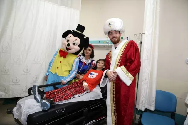Hasta çocukların yüzü masal kahramanlarının getirdiği hediyelerle güldü Hasta çocukların yüzü masal kahramanlarının getirdiği hediyelerle güldü