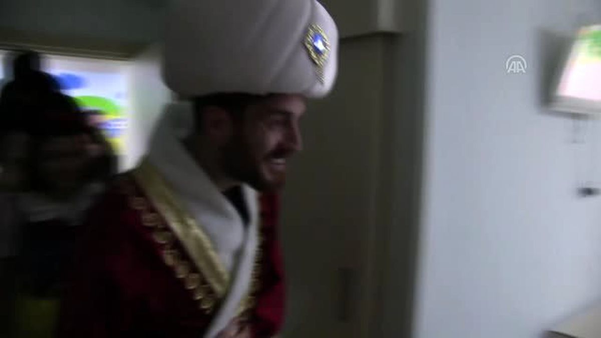 Hasta çocukların yüzü masal kahramanlarının getirdiği hediyelerle güldü