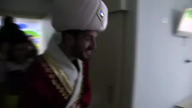 Hasta çocukların yüzü masal kahramanlarının getirdiği hediyelerle güldü Hasta çocukların yüzü masal kahramanlarının getirdiği hediyelerle güldü