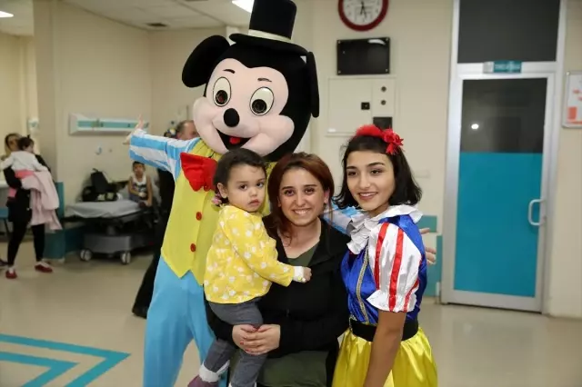Hasta çocukların yüzü masal kahramanlarının getirdiği hediyelerle güldü Hasta çocukların yüzü masal kahramanlarının getirdiği hediyelerle güldü