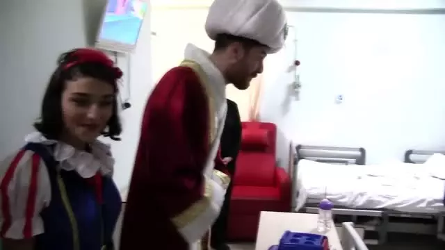 Hasta çocukların yüzü masal kahramanlarının getirdiği hediyelerle güldü Hasta çocukların yüzü masal kahramanlarının getirdiği hediyelerle güldü