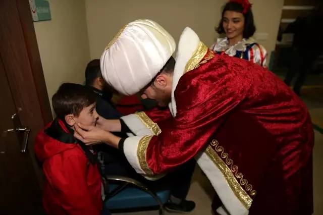Hasta çocukların yüzü masal kahramanlarının getirdiği hediyelerle güldü Hasta çocukların yüzü masal kahramanlarının getirdiği hediyelerle güldü