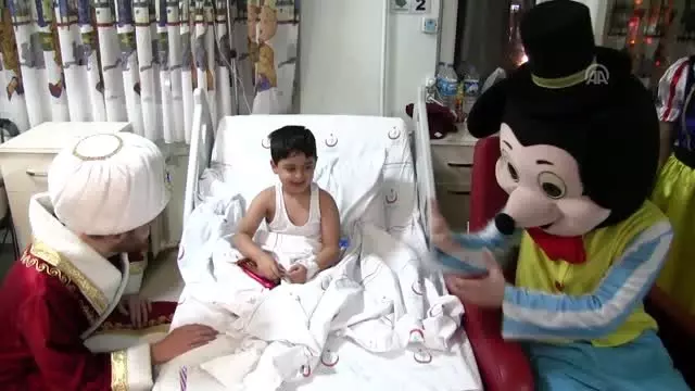 Hasta çocukların yüzü masal kahramanlarının getirdiği hediyelerle güldü Hasta çocukların yüzü masal kahramanlarının getirdiği hediyelerle güldü