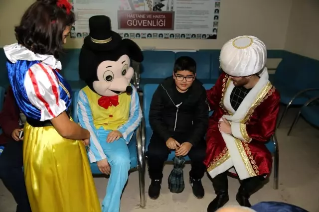 Hasta çocukların yüzü masal kahramanlarının getirdiği hediyelerle güldü Hasta çocukların yüzü masal kahramanlarının getirdiği hediyelerle güldü