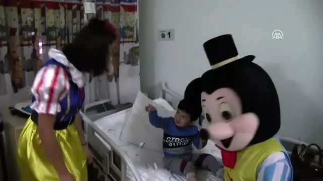 Hasta çocukların yüzü masal kahramanlarının getirdiği hediyelerle güldü Hasta çocukların yüzü masal kahramanlarının getirdiği hediyelerle güldü