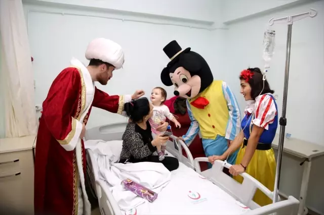 Hasta çocukların yüzü masal kahramanlarının getirdiği hediyelerle güldü Hasta çocukların yüzü masal kahramanlarının getirdiği hediyelerle güldü