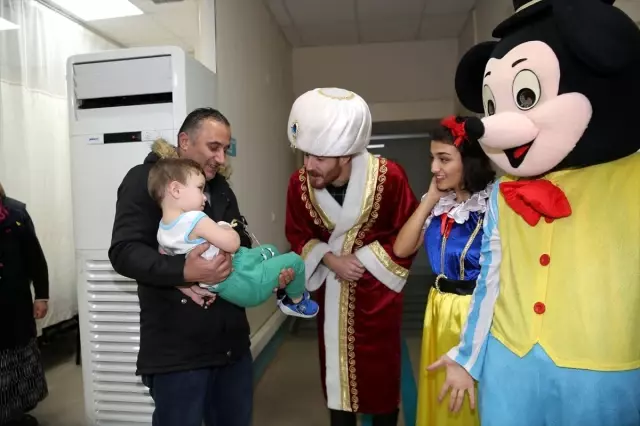 Hasta çocukların yüzü masal kahramanlarının getirdiği hediyelerle güldü Hasta çocukların yüzü masal kahramanlarının getirdiği hediyelerle güldü
