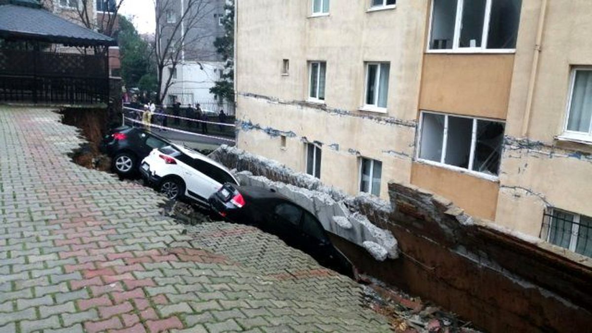 Kartal'da site otoparkında istinat duvarı çöktü