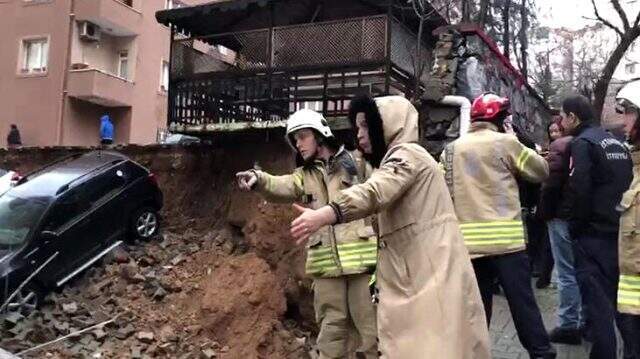 Kartal'da site otoparkında istinat duvarı çöktü