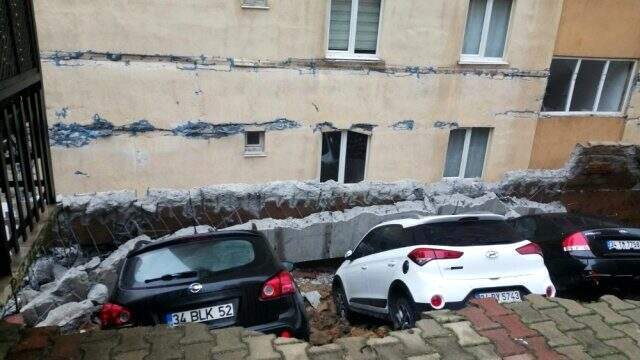 Kartal'da site otoparkında istinat duvarı çöktü