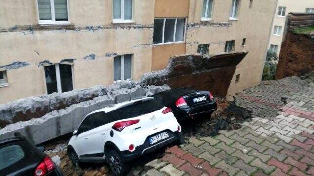 Kartal'da site otoparkında istinat duvarı çöktü