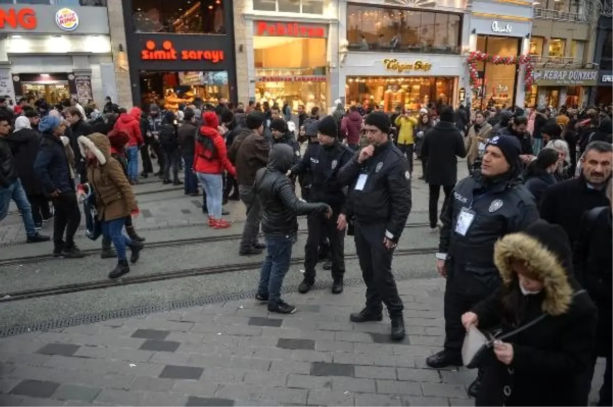 Taksim'de yılbaşı hareketliliği
