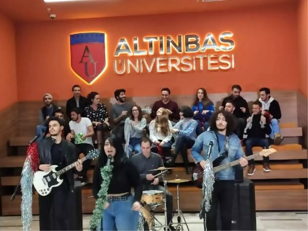 Üniversiteli gençlerden yeni yıl şarkısı