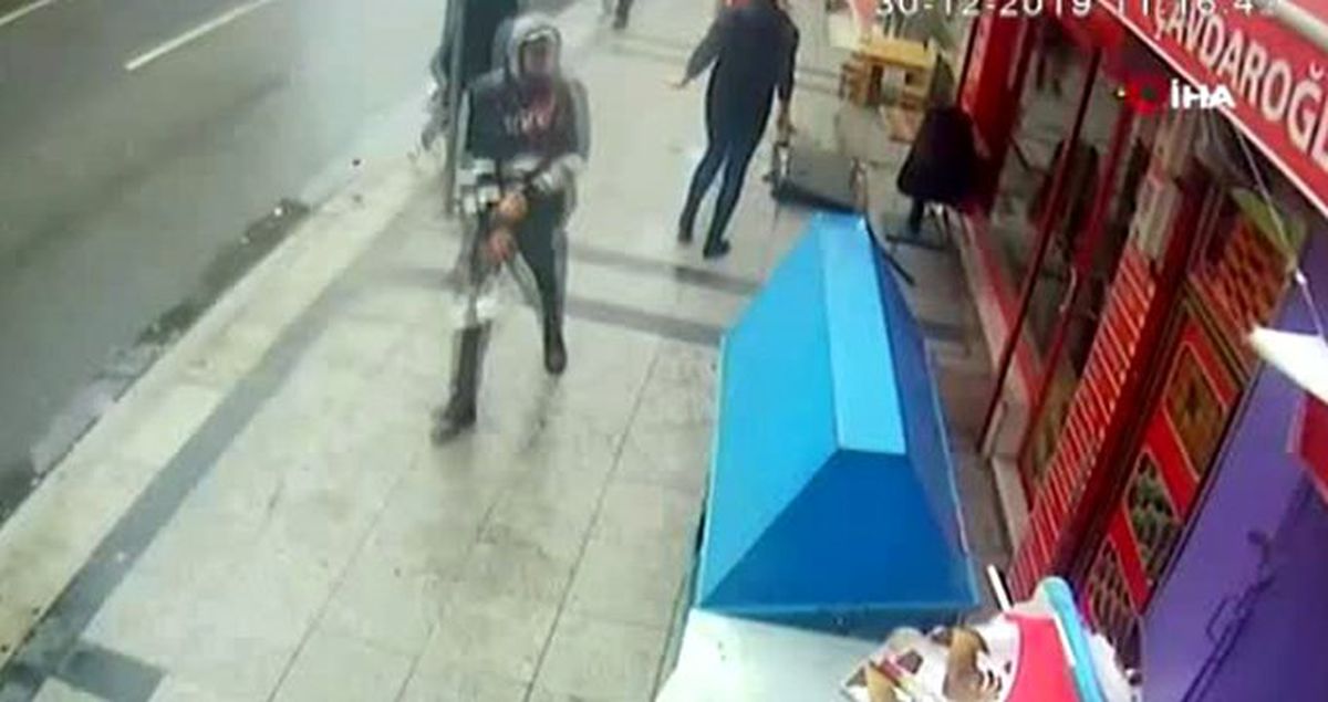 Vatandaşlar fırtınanın düşürdüğü tabelanın altında kalmaktan saniyeler ile kurtuldu