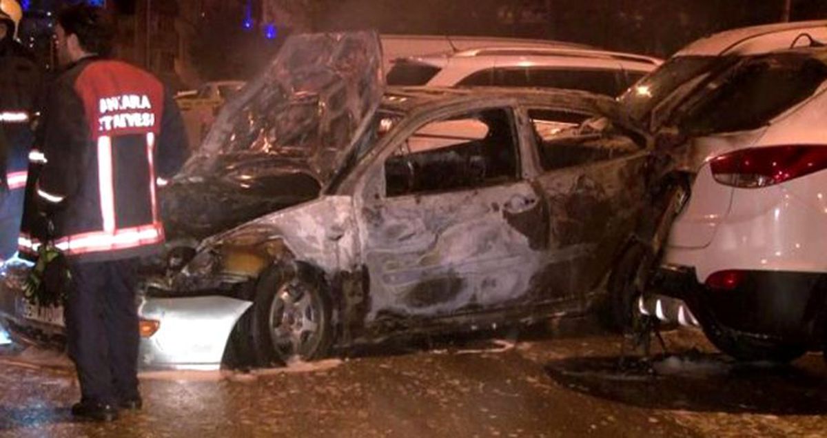 Yanan otomobilden canlarını son anda kurtardılar