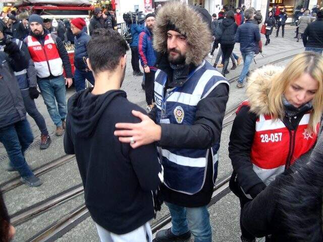 Yeni yıla saatler kala Taksim'de hareketlilik artıyor! Binlerce kişi akın etti
