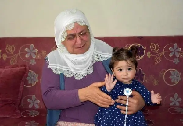 Annesi Dogum Sirasinda Olen Azra Bebegin Zorlu Yasami Istanbul