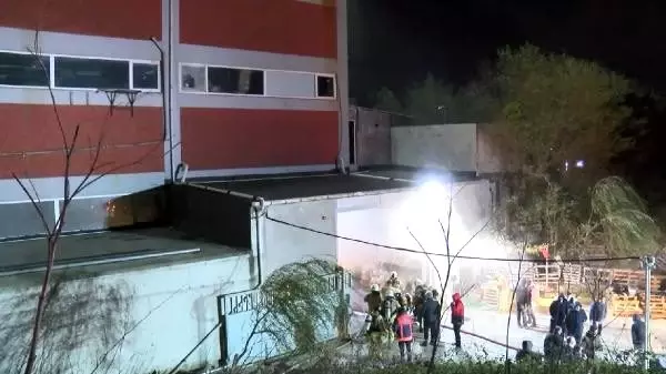 Arnavutköy'de kumaş fabrikasının depo bölümünde yangın çıktı.