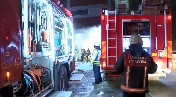 Arnavutköy'de kumaş fabrikasının depo bölümünde yangın çıktı.