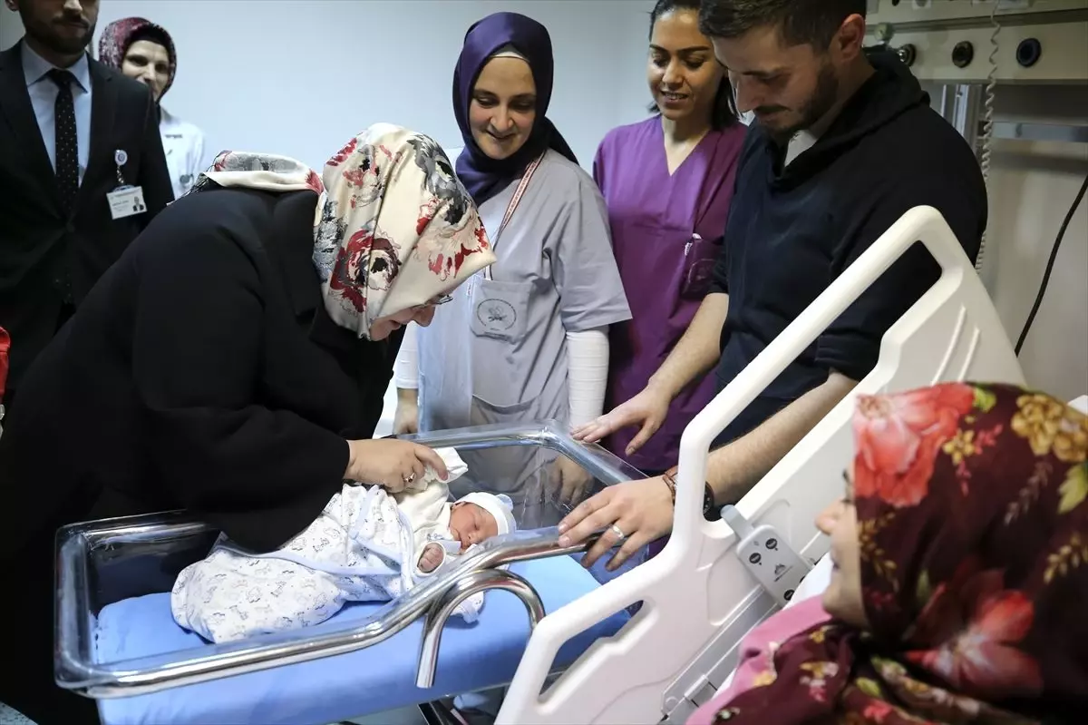 Bakan Selçuk'tan yeni yılın ilk bebeklerine ziyaret