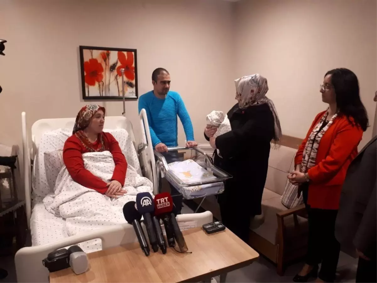 Bakan Selçuk yeni yılın ilk bebeğine 'Büşra' ismini verdi