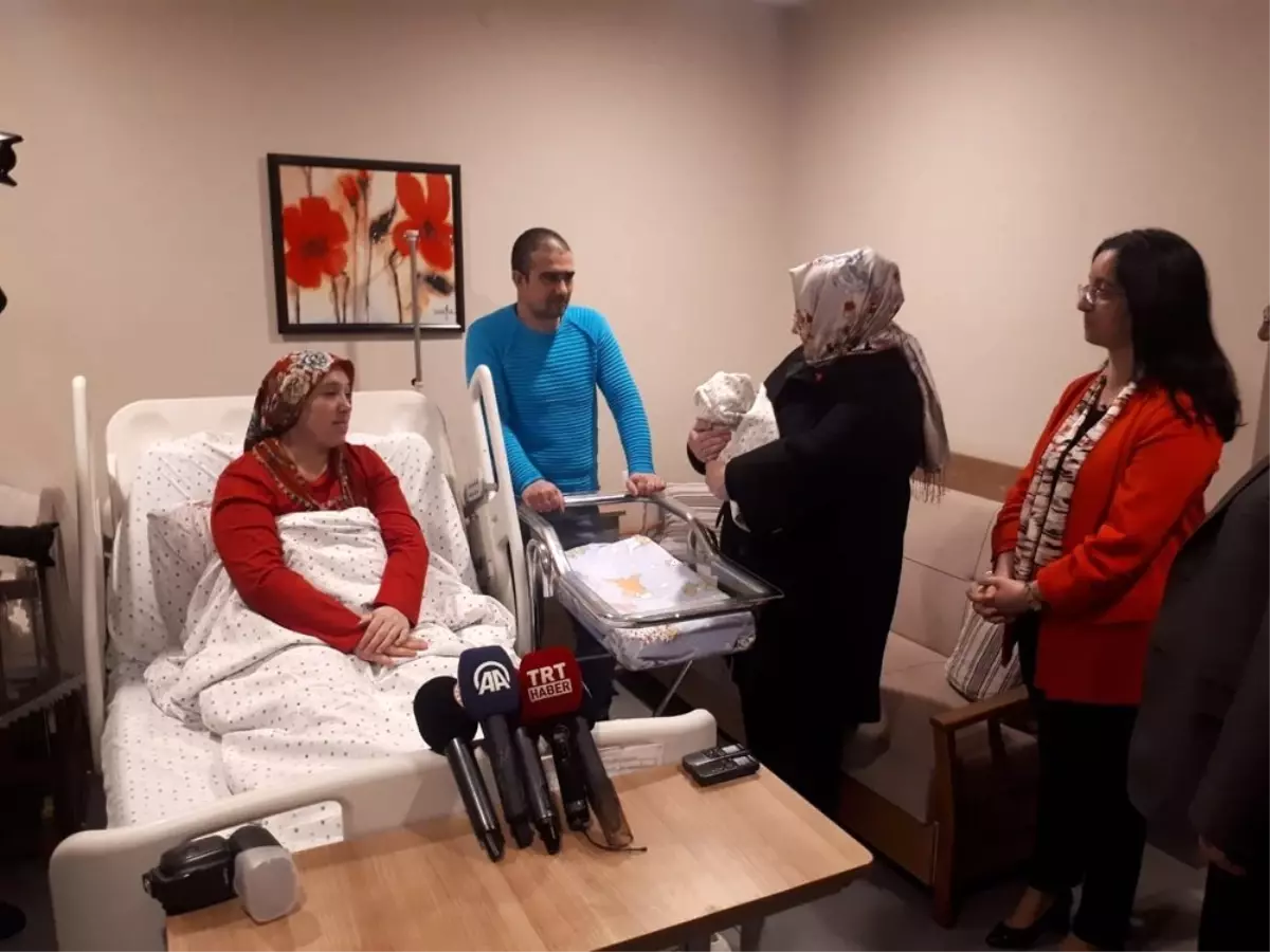 Bakan Selçuk yeni yılın ilk bebeğine 'Büşra' ismini verdi