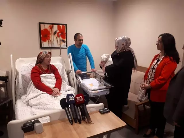 Bakan Selçuk yeni yılın ilk bebeğine "Büşra" ismini verdi ...