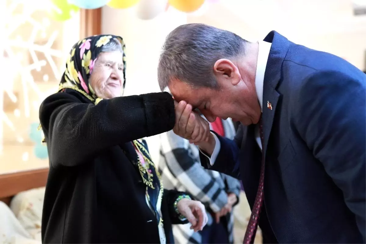 Başkan Böcek'ten huzurevi ziyareti