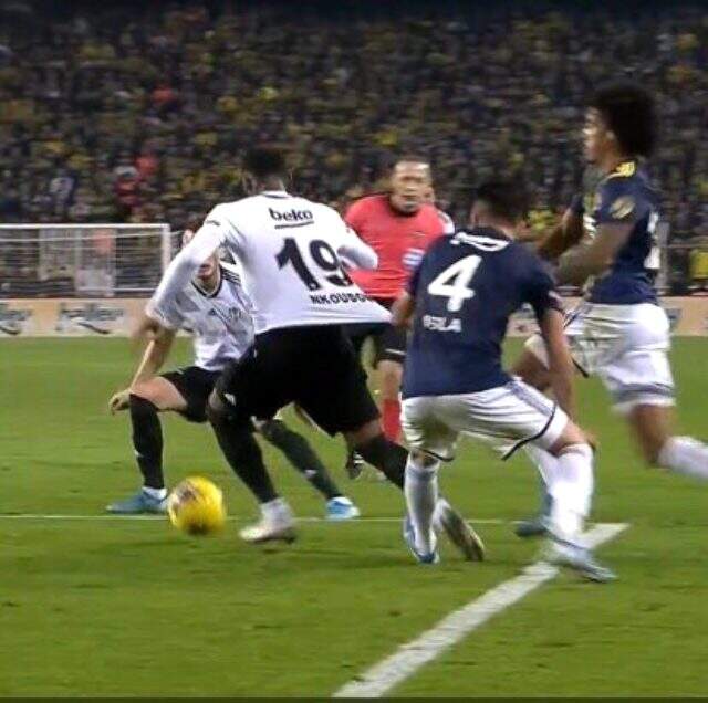 Beşiktaş'ın yıldızından Cüneyt Çakır tepkisi: Formanın çekildiğini gördü