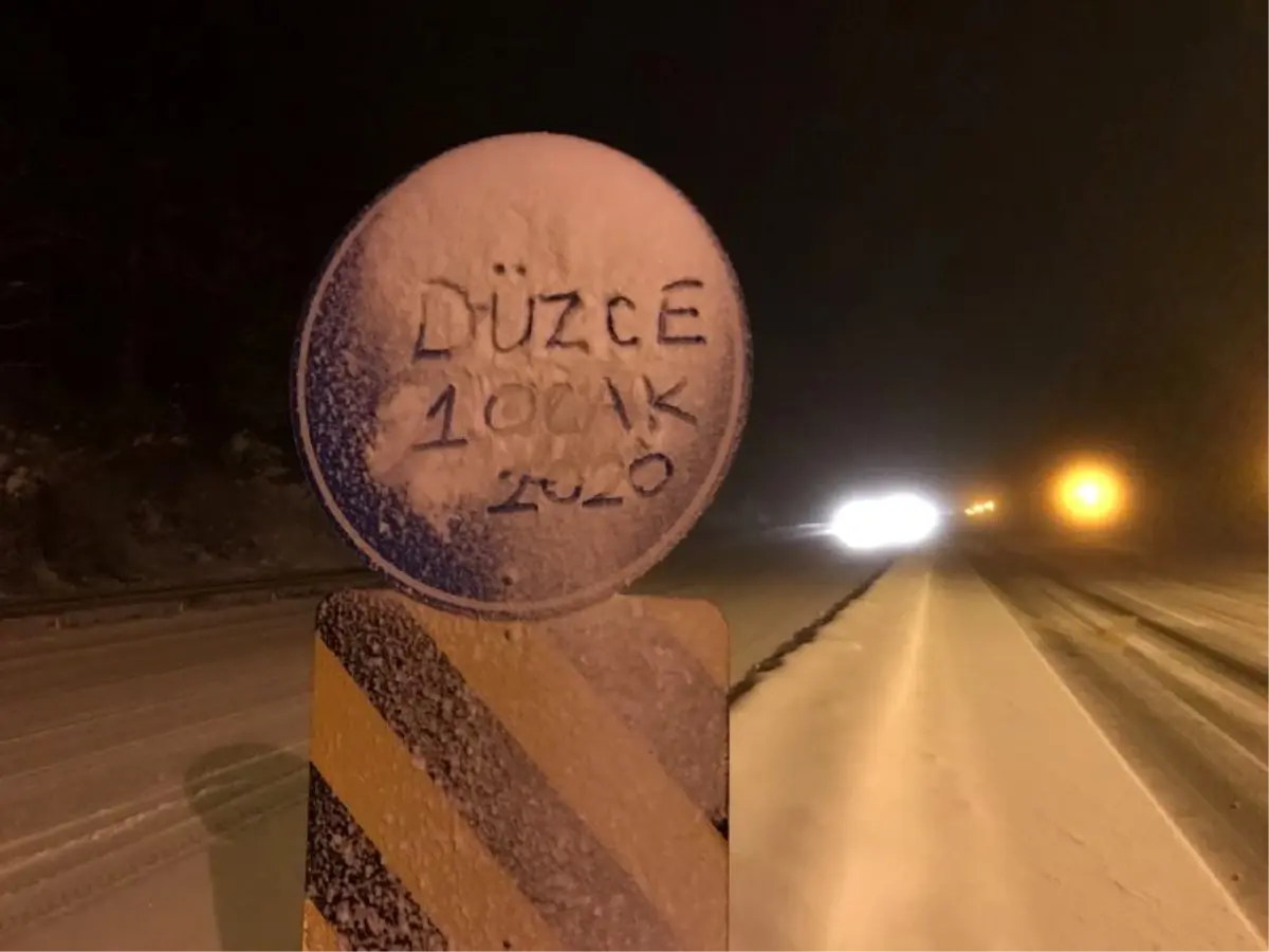 Bolu Dağı'nda akşam saatlerinde yağan kar yollarda ...