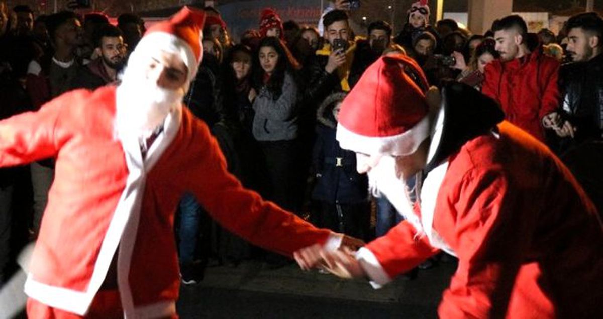 Davulun ritmine kendini kaptıran 'Noel baba' kendini kaybetti