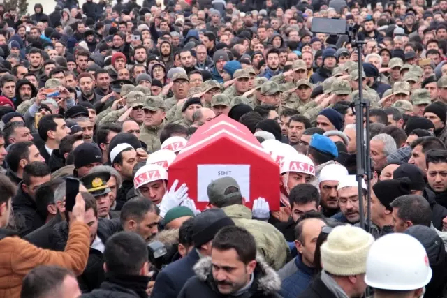 Erzurumlu şehidi binler uğurladı Erzurumlu şehidi binler uğurladı