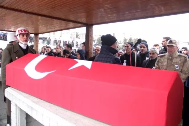 Erzurumlu şehidi binler uğurladı Erzurumlu şehidi binler uğurladı