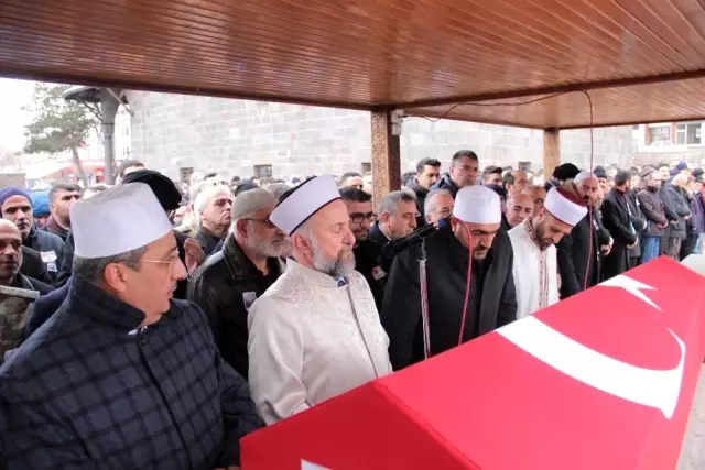 Erzurumlu şehidi binler uğurladı Erzurumlu şehidi binler uğurladı