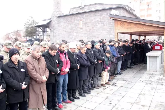Erzurumlu şehidi binler uğurladı Erzurumlu şehidi binler uğurladı