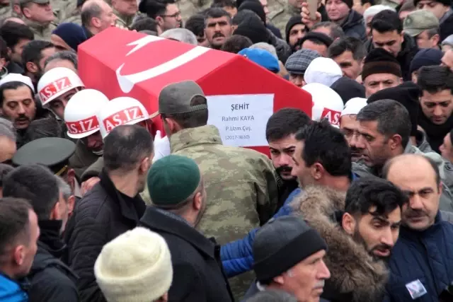 Erzurumlu şehidi binler uğurladı Erzurumlu şehidi binler uğurladı