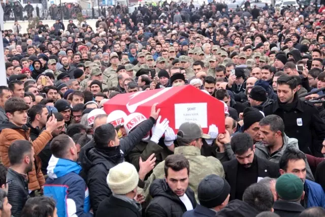 Erzurumlu şehidi binler uğurladı Erzurumlu şehidi binler uğurladı