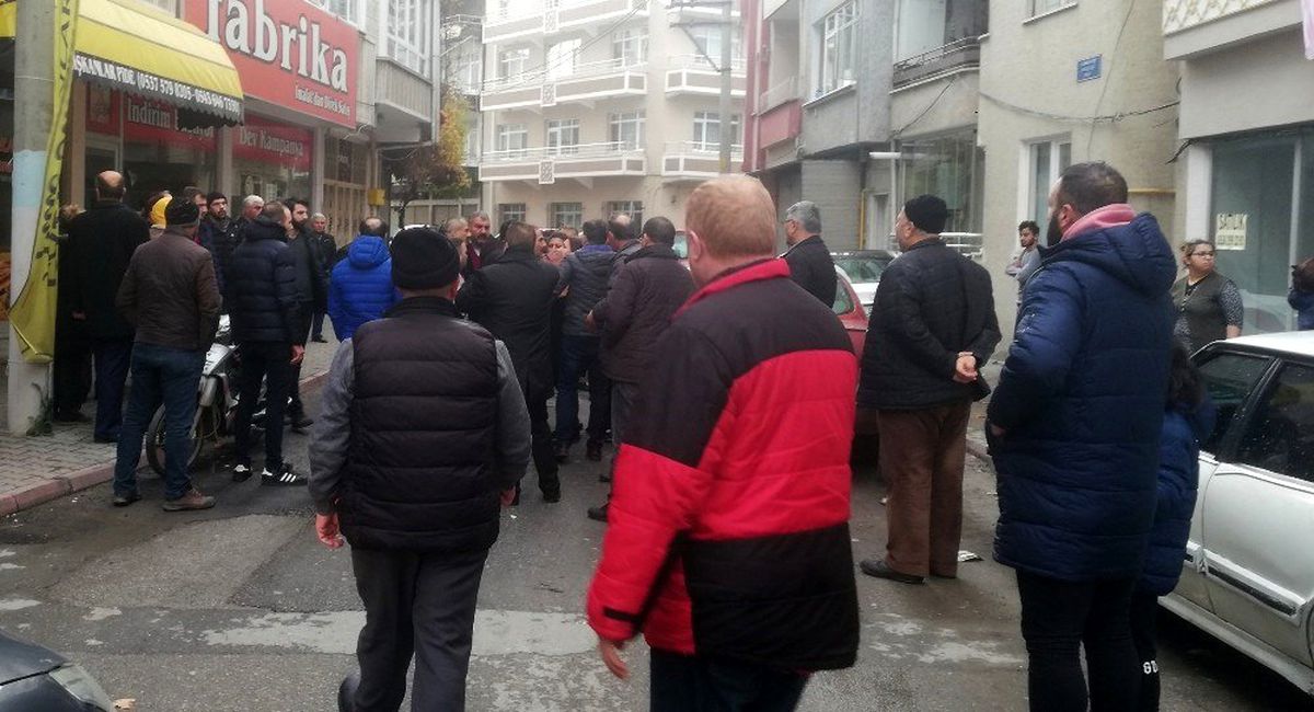 Evden kaçan kızlarını geri götürmek için geldiler, karakolluk oldular