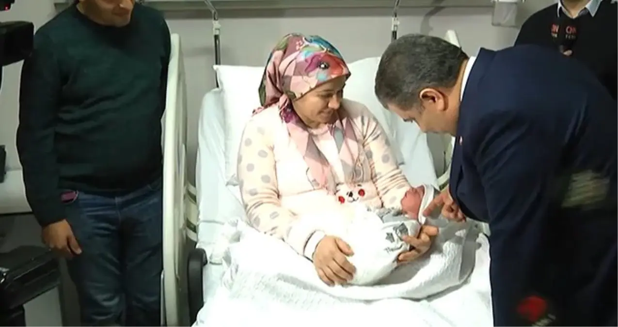 Fahrettin Koca Yeni Yilin Ilk Bebegini Ziyaret Etti Ve Duyurdu 2020 Yilinda Dogum Eylem Plani Devreye Sokacagiz Haberler